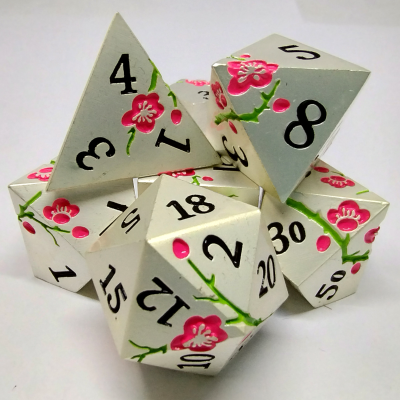Dés fleurs de prunier - argent avec fleurs roses dans une boîte en métal