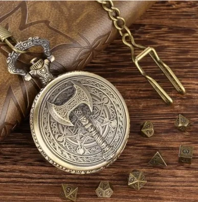 Porte-dés en métal avec mini-kit polyédrique: hache de guerre dorée avec pochette en suédine noire