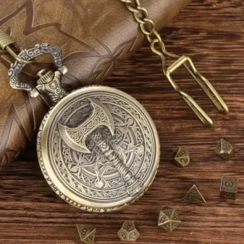 Porte-dés en métal avec mini-kit polyédrique: hache de guerre dorée avec pochette en suédine noire