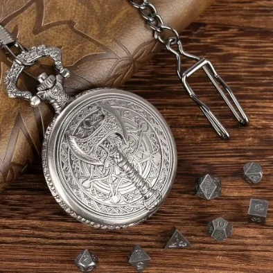 Porte-dés en métal avec mini-kit polyédrique: hache de guerre argentée avec pochette en suédine noire