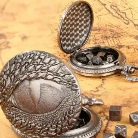 Porte-dés en métal avec mini-kit polyédrique: œil maudit argenté avec pochette en suédine noire