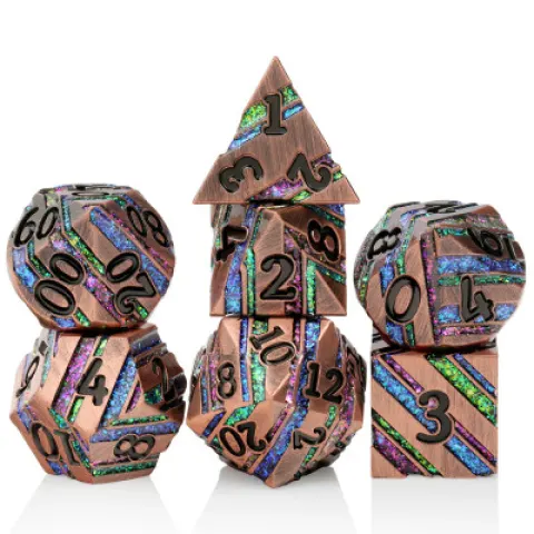 Dés en métal striés - cuivre antique avec stries multicolores dans une pochette en suédine noire