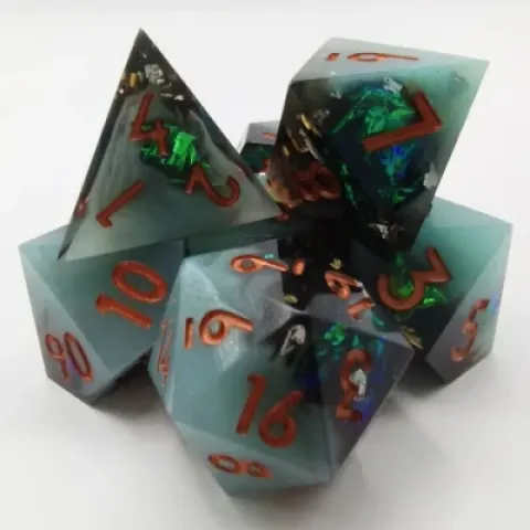 Minerais Alchimiques - jade avec chiffres cuivrés dans une bouteille en plastique avec couvercle dévisable