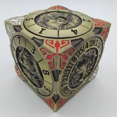Cube de Chaos - or antique dans une boîte noire