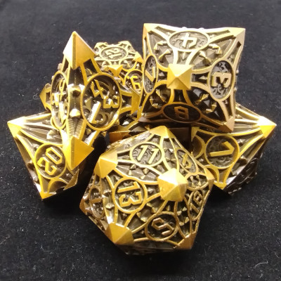Kit de dés Chaos en métal - or ancien avec pochette en suédine noire