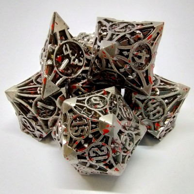Kit de dés Chaos en métal - argent ancien ensanglanté avec pochette en suédine noire