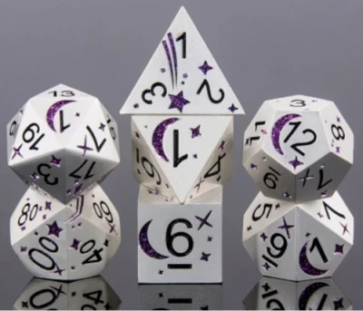 Dés cosmiques: argent et mauve dans une boîte en métal