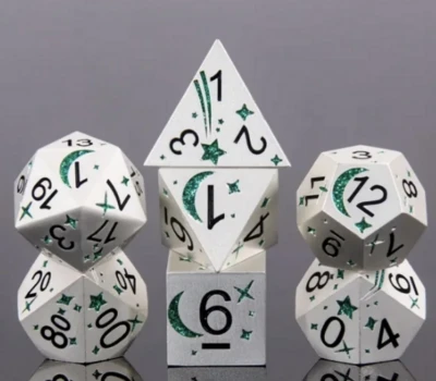 Dés cosmiques: argent et vert dans une boîte en métal