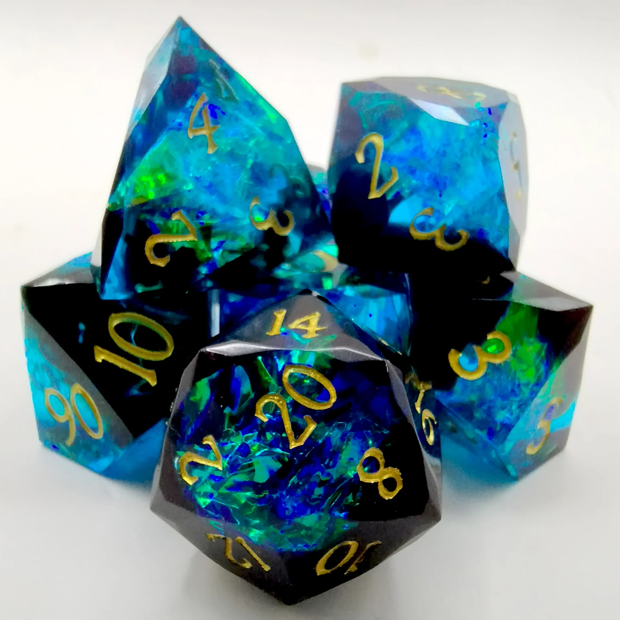 Résine taillée au diamant: noir et bleu avec chiffres dorés dans une boîte en métal