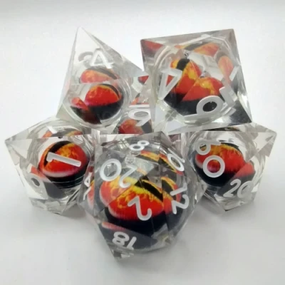 Kit de dés Oeil de Dragon - translucide avec oeil rouge dans une pochette en suédine noire