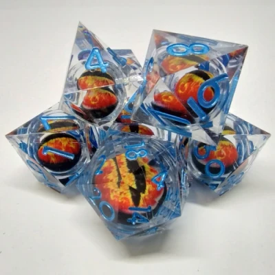 Kit de dés "Liquid Core" Oeil de Dragon - translucide bleu avec oeil rouge dans une bouteille avec couvercle dévisable