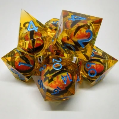Kit de dés Oeil de Dragon - orange avec chiffres bleus dans une bouteille avec couvercle dévisable