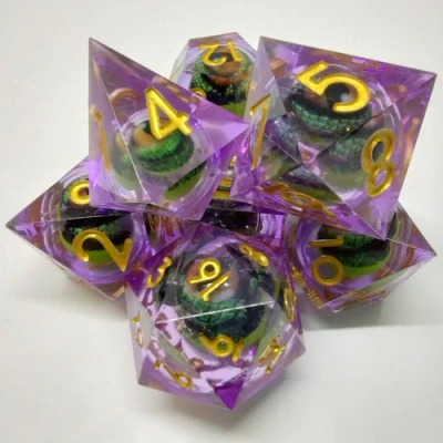 Kit de dés Oeil de Dragon - mauve avec oeil vert dans une bouteille avec couvercle dévisable