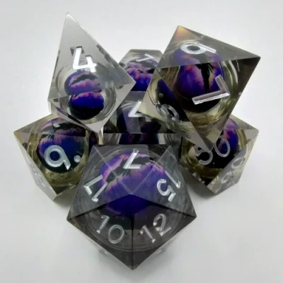 Kit de dés Oeil de Dragon - fumé avec oeil mauve dans une bouteille avec couvercle dévisable
