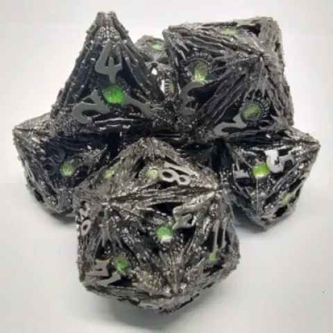 Oeil de diable - argent brossé avec oeil vert chatoyant dans une boîte en métal