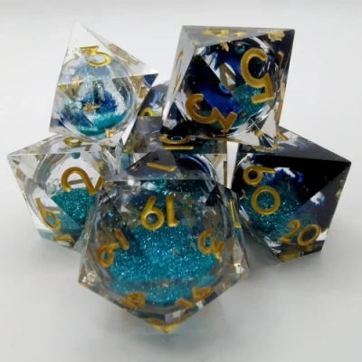 Effervescence Mystique - translucidité tachée noire avec feuille d'or, paillettes bleues, et chiffres dorés dans une bouteille avec couvercle dévisable