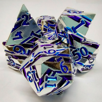 Dés en métal striés - argent avec stries bleues et mauves et chiffres bleus dans une pochette en suédine noire