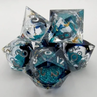 Effervescence Mystique - translucidité tachée noire avec feuille d'or, paillettes bleues, et chiffres argentés dans une bouteille avec couvercle dévisable