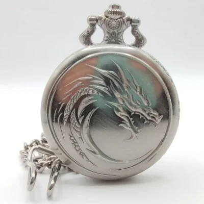 Porte-dés en métal avec mini-kit polyédrique: portrait majestueux argenté avec pochette en suédine noire