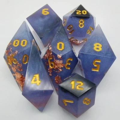 Cristaux enchantés: glaçons mauves et cuivrés avec pochette en suédine noir