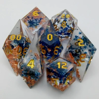 Cristaux enchantés: glaçons translucides et cuivre-bleus avec pochette en suédine noir