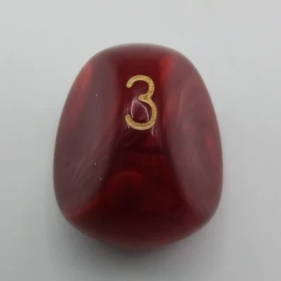 Dé à trois faces - rouge perlé