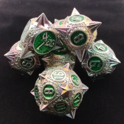 Dés hérissés en métal: argent mauve et fond vert avec pochette en suédine noire
