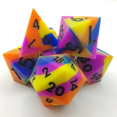Dés en silicone - jaune, orange, bleu, et mauve et chiffres noirs