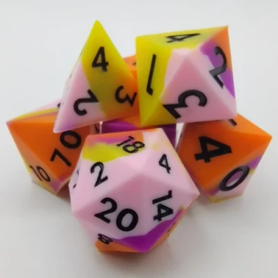 Dés en silicone - rose, mauve, orange et jaune avec chiffres noirs