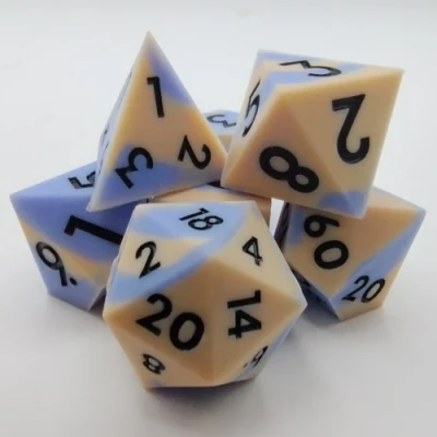 Dés en silicone - bleu pâle et beige avec chiffres noirs