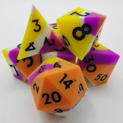Dés en silicone - orange, jaune, blanc, et mauve avec chiffres noirs