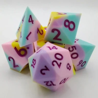 Dés en silicone - bleu pâle, rose, jaune et blanc avec chiffres mauves