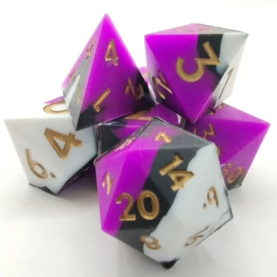Dés en silicone - blanc, noir et mauve avec chiffres dorés
