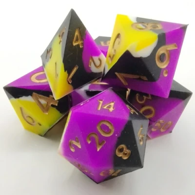 Dés en silicone - jaune, blanc et noir avec chiffres dorés