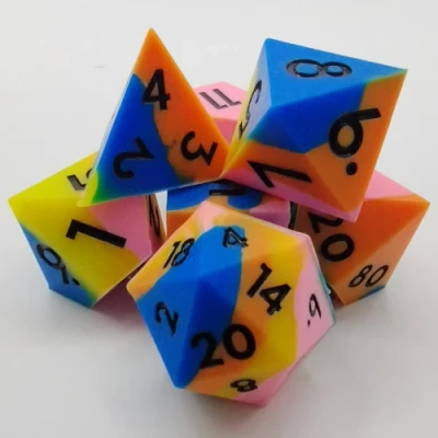 Dés en silicone - bleu, orange, jaune et rose avec chiffres noirs