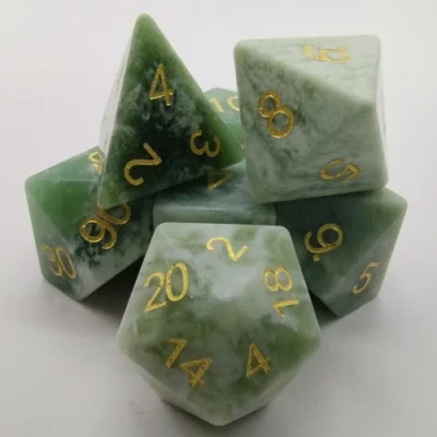 Dés en pierres semi-précieuses: jade dans une boîte en métal