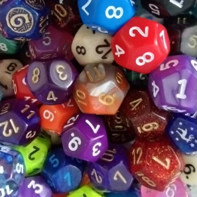 Dés en vrac: 100 d12 assortis