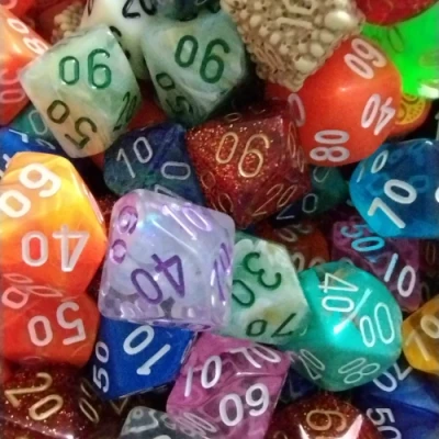 Dés en vrac: 100 d10 assortis