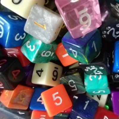 Dés en vrac: 100 d6 assortis