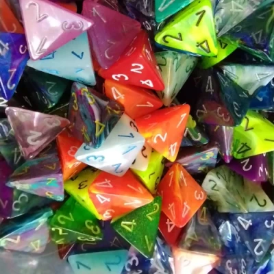 Dés en vrac: 100 d4 assortis