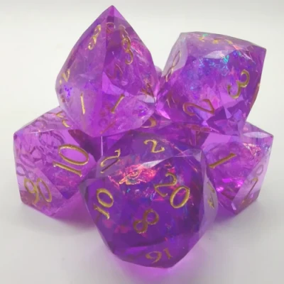 Résine taillée au diamant: mauve avec chiffres dorés dans une boîte en métal