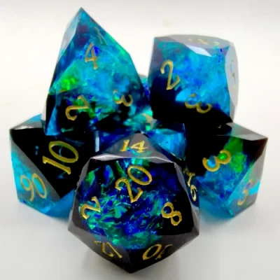 Résine taillée au diamant: noir et bleu avec chiffres dorés dans une boîte en métal