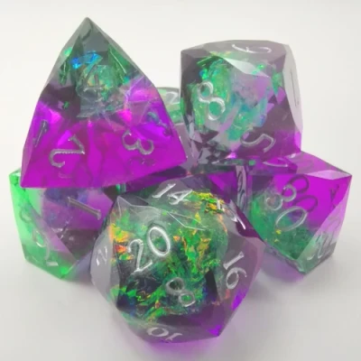 Résine taillée au diamant: mauve et plasma translucide avec chiffres argentés dans une boîte en métal