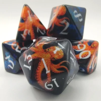 Dés imprimés: kraken dans une pochette en suédine noire